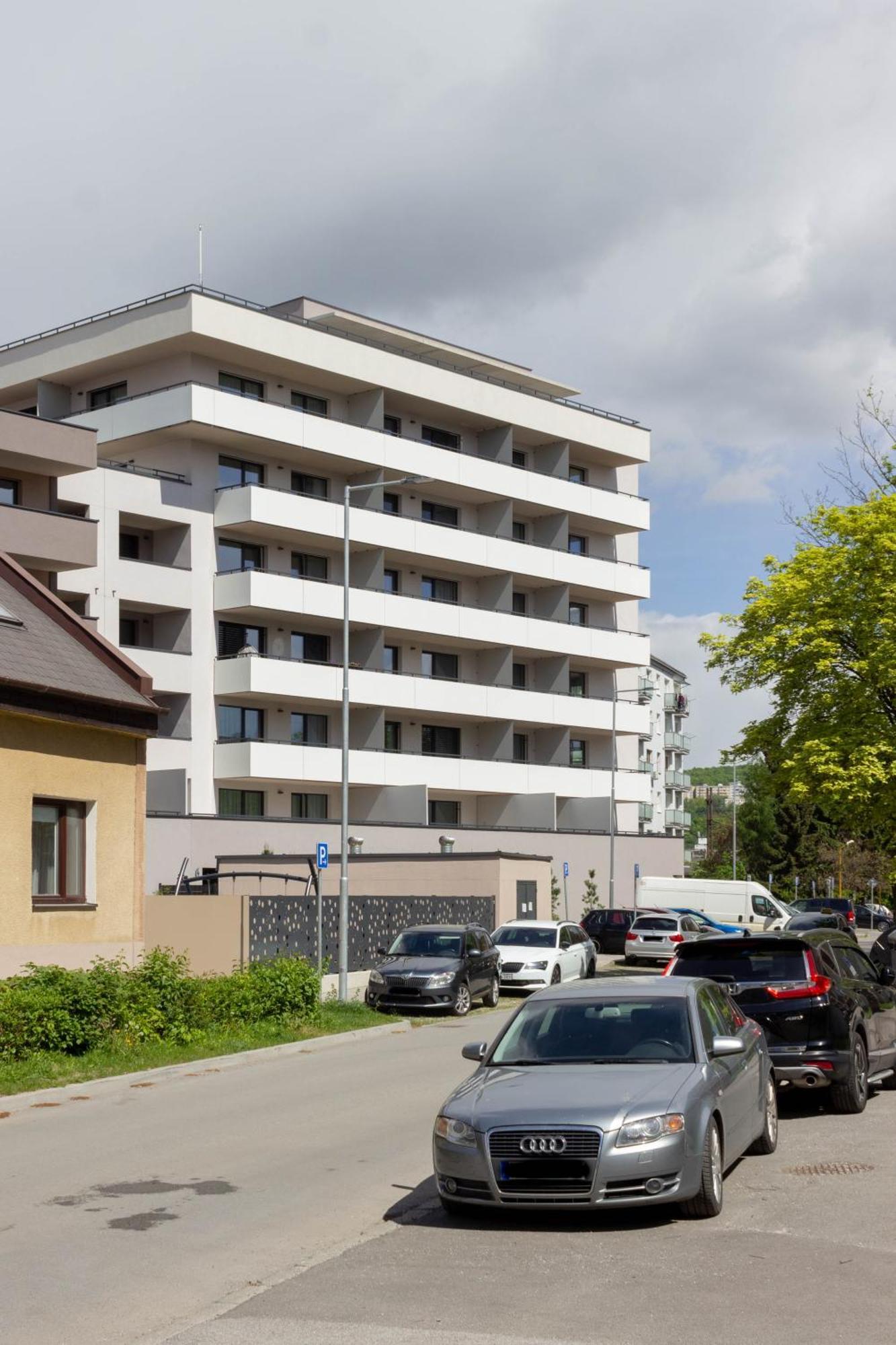 As Apartman Bella S Loggiou A Bezplatnym Vnutornym Parkovanim Appartement Košice Buitenkant foto